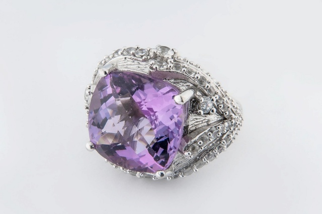 Срібний Перстень Розмір:18 Вставка: Аметист Вага: 14,3 г Артикул: 200 000 023 516 Срібний Перстень Розмір:18 Вставка: Аметист Вага: 14,3 г Артикул: 200 000 023 516