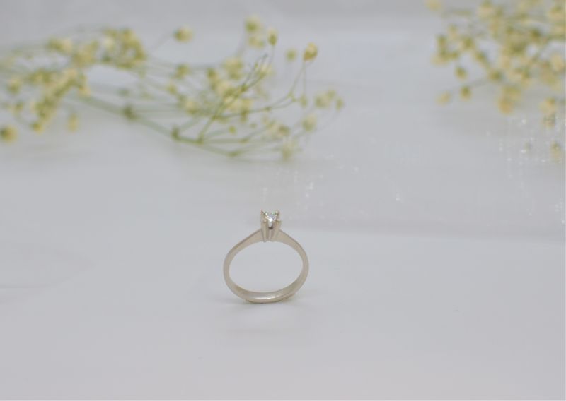 Золотий Перстень, Вага 2.22 г, Вставка Діамант 1Кр57 0.10 3/6 Розмір 17.5 Золотий Перстень, Вага 2.22 г, Вставка Діамант 1Кр57 0.10 3/6 Розмір 17.5