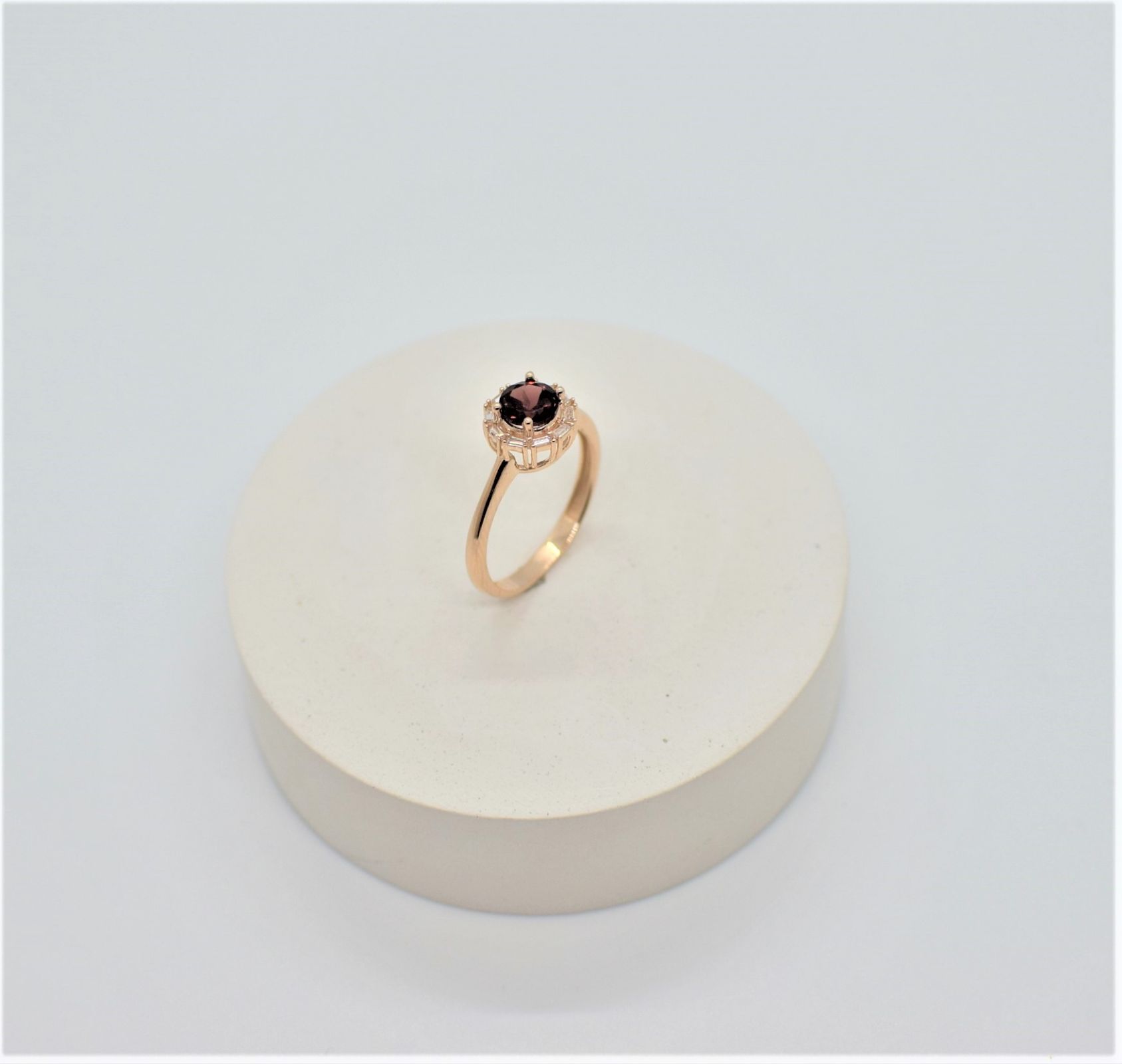 Золотий Перстень, Вага 2.60 г, Вставка Гранат, Розмір 18 : Артикул 200000172495