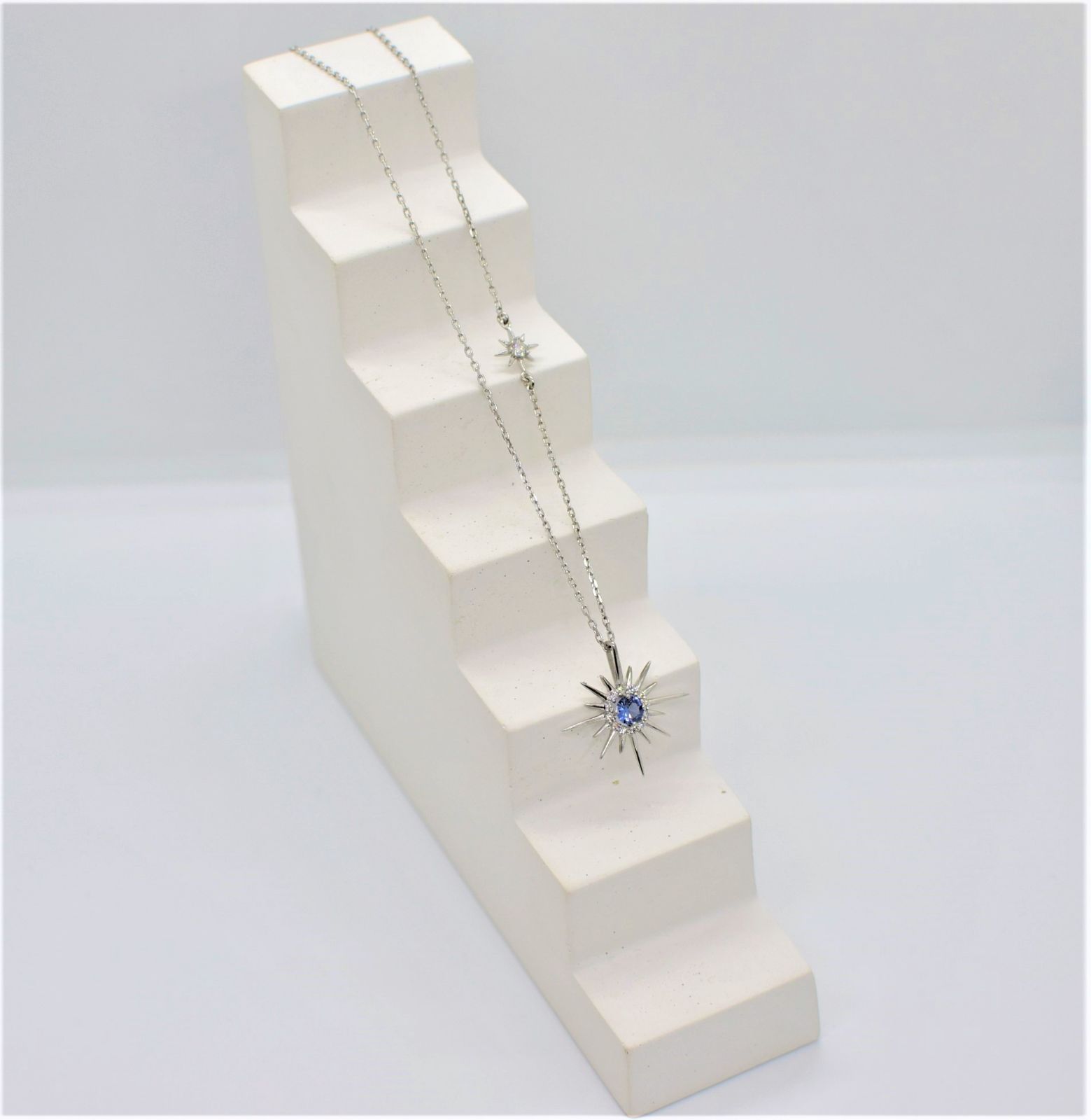 Золоте Кольє, Вага 4.16 г, Вставка Діамант 0.12 3/6, 0.10 3/6, Сапфір 0.45, Розмір 45.0 : Артикул 200000183025